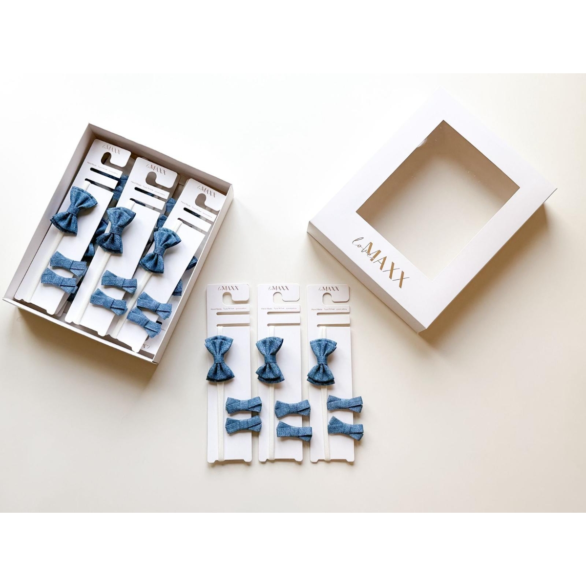 set-accesorii-par-bentita-agrafe-denim-fetite Set de accesorii pentru păr din denim cu bentiță elastică albă cu fundă și două agrafe asortate pentru fetițe.