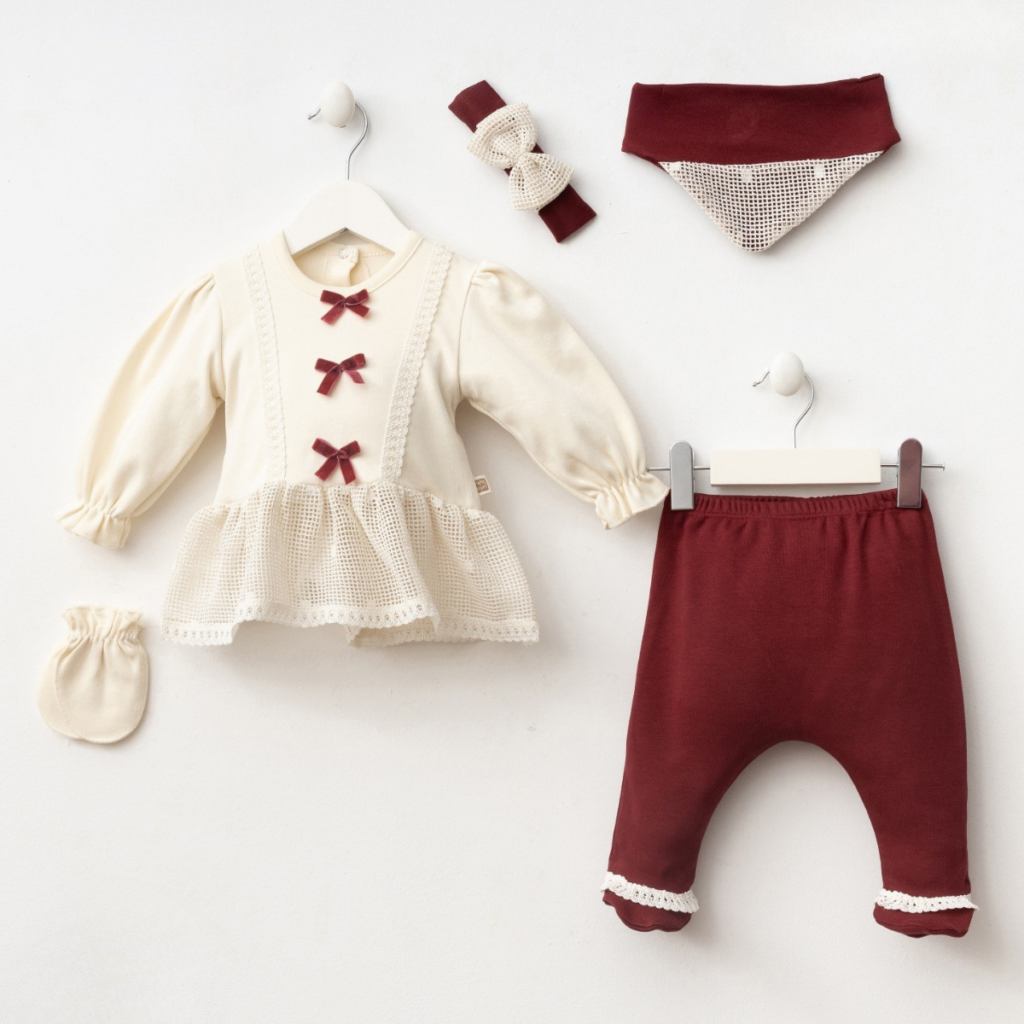 Set festiv din 5 piese pentru fetițe mărimea 0-3 luni, cu bluză crem cu volănaș și fundițe catifea bordo, pantaloni bordo cu dantelă, bentiță, bavetică și mănușă.