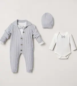 Set elegant din 3 piese cu salopetă tricotată gri, căciulă asortată și body alb cu papion.
