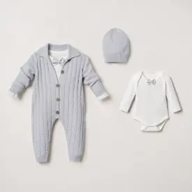 Set elegant din 3 piese cu salopetă tricotată gri, căciulă asortată și body alb cu papion.