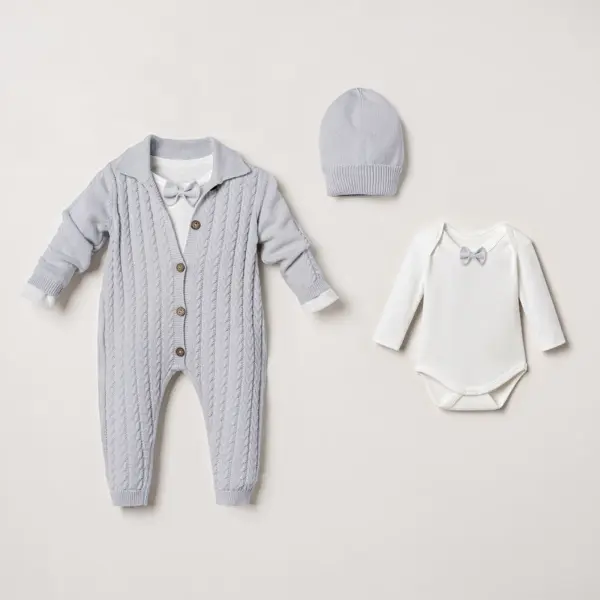 Set elegant din 3 piese cu salopetă tricotată gri, căciulă asortată și body alb cu papion.