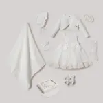 Set complet de 8 piese albe din bumbac pentru fetițe cu rochie din tul, bolero, păturică tricotată și accesorii.