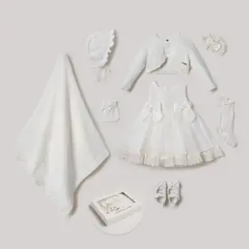 Set complet de 8 piese albe din bumbac pentru fetițe cu rochie din tul, bolero, păturică tricotată și accesorii.