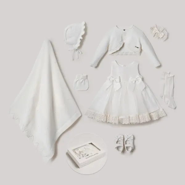 Set complet de 8 piese albe din bumbac pentru fetițe cu rochie din tul, bolero, păturică tricotată și accesorii.