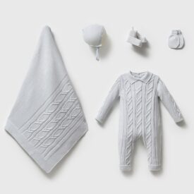 Set tricotat unisex din 5 piese pentru bebeluși mărimea 0-3 luni, bleu pastel, cu salopetă cu torsade, păturică, bonetă, botoșei și mănuși.