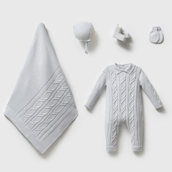 Set tricotat unisex din 5 piese pentru bebeluși mărimea 0-3 luni, bleu pastel, cu salopetă cu torsade, păturică, bonetă, botoșei și mănuși.