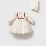 Rochiță Vintage cu dantelă și bonetă Amélie pentru fetițe, în nuanță ivoriu cu detalii din catifea bordo.