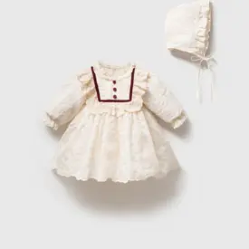 Rochiță Vintage cu dantelă și bonetă Amélie pentru fetițe, în nuanță ivoriu cu detalii din catifea bordo.