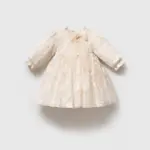 Rochiță elegantă din dantelă fină brodată crem ivoriu pentru fetițe cu fundă din organza și broșă cu perlă la gât.