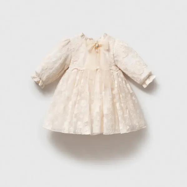 Rochiță elegantă din dantelă fină brodată crem ivoriu pentru fetițe cu fundă din organza și broșă cu perlă la gât.