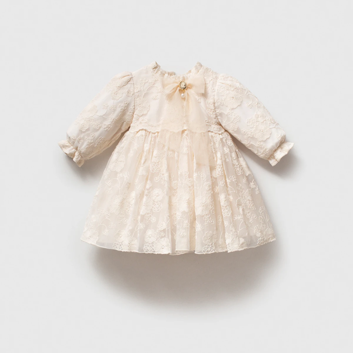 rochita-eleganta-dantela-ivoriu-regal Rochiță elegantă din dantelă fină brodată crem ivoriu pentru fetițe cu fundă din organza și broșă cu perlă la gât.