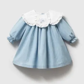 Rochiță albastru pastel denim pentru fetițe cu guler dublu alb brodat, volănașe și mâneci lungi cu manșete elastice.