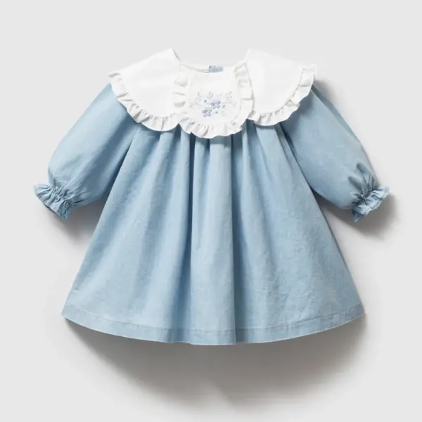 Rochiță albastru pastel denim pentru fetițe cu guler dublu alb brodat, volănașe și mâneci lungi cu manșete elastice.
